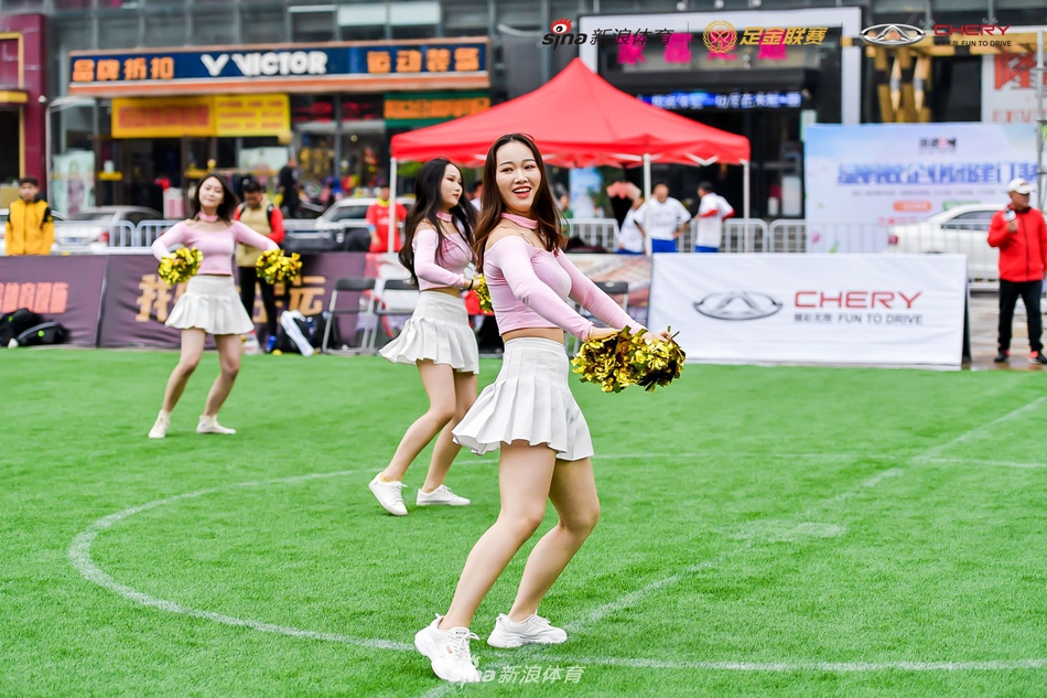 粉红诱惑!足球宝贝舞动足金西安站