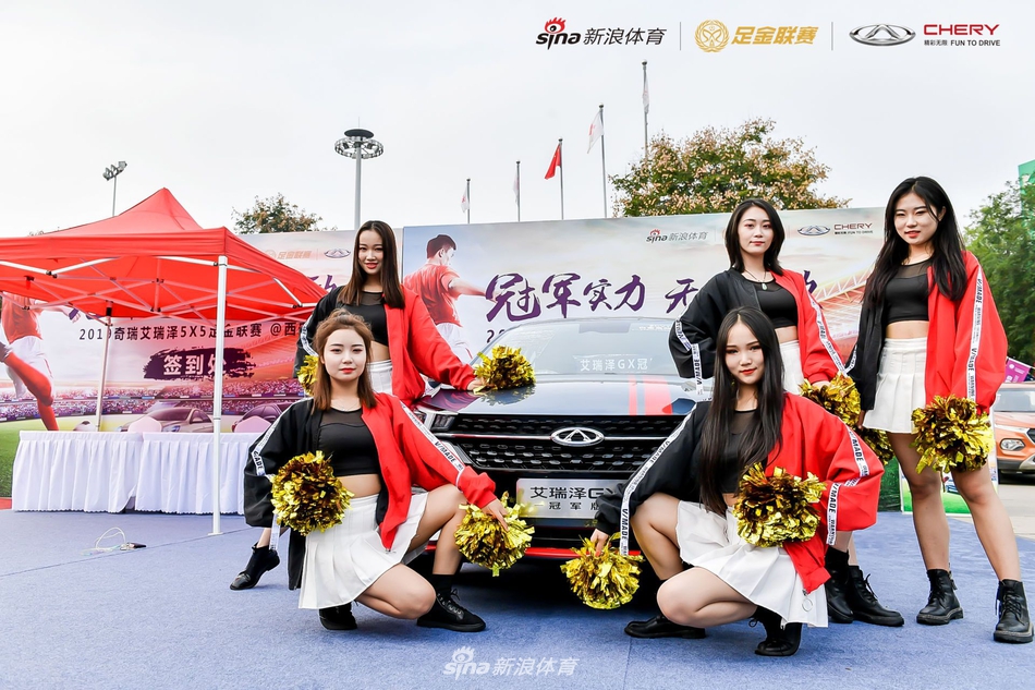 粉红诱惑!足球宝贝舞动足金西安站