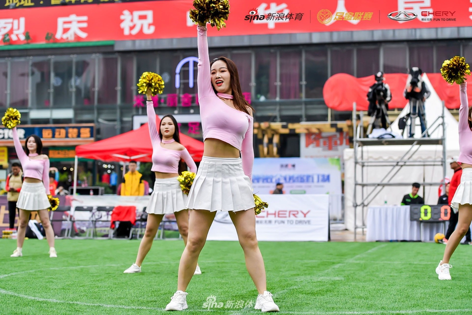 粉红诱惑!足球宝贝舞动足金西安站