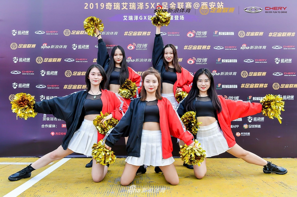 粉红诱惑!足球宝贝舞动足金西安站