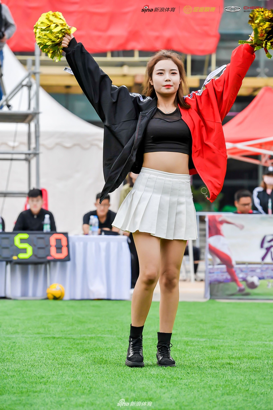 粉红诱惑!足球宝贝舞动足金西安站