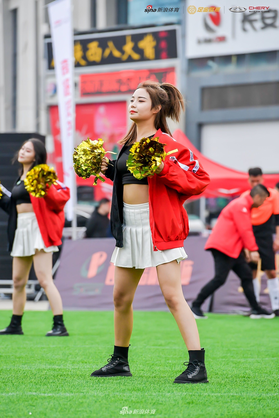 粉红诱惑!足球宝贝舞动足金西安站