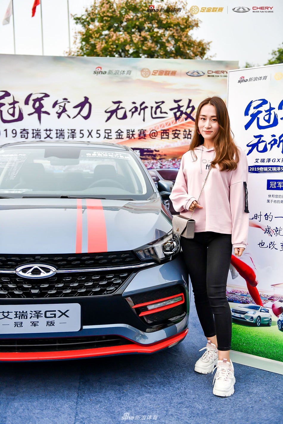 养眼!美女网红合影艾瑞泽GX冠军版