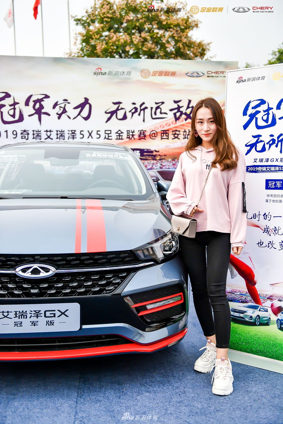 养眼!美女网红合影艾瑞泽GX冠军版