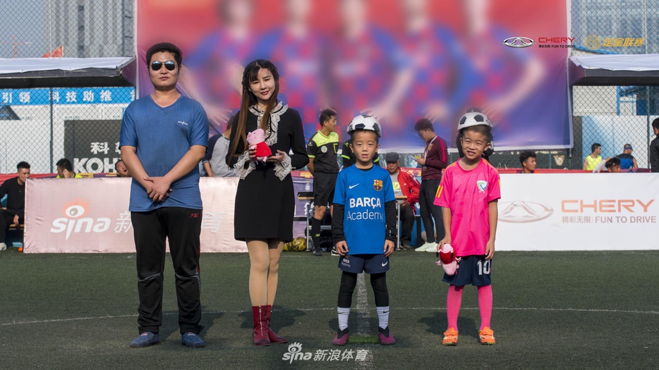 美女网红亲身参与足金绕杆游戏