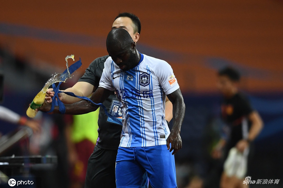 阿奇姆彭伤退离场