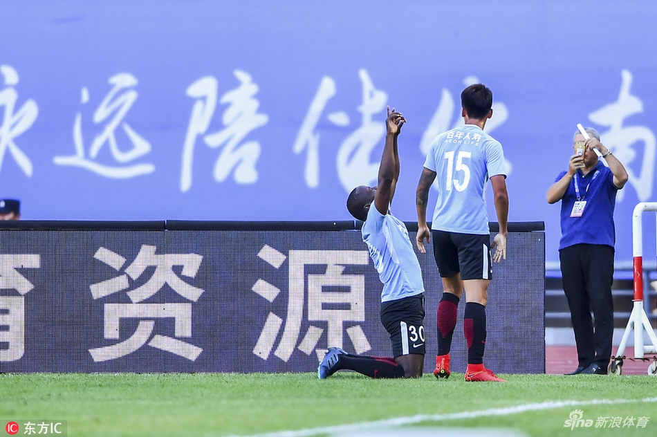 穆谢奎跪地庆祝