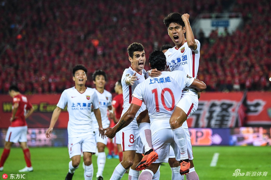 吕文君霸气庆祝