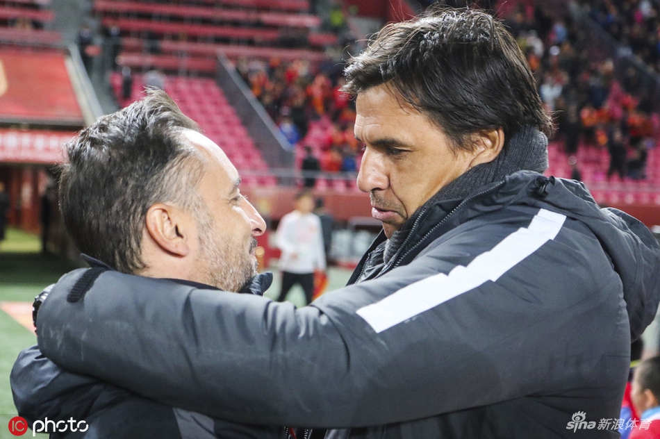 两主帅赛前寒暄