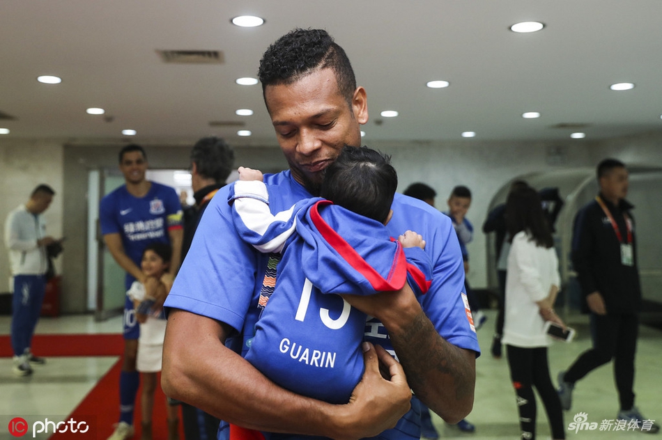 天仙!瓜林美艳女友带娃主场观战