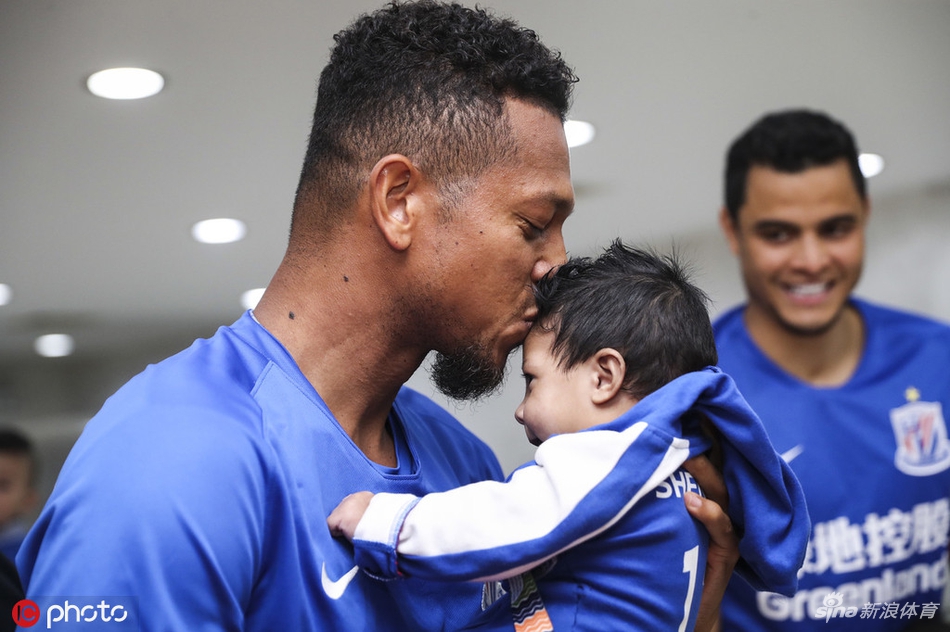 天仙!瓜林美艳女友带娃主场观战