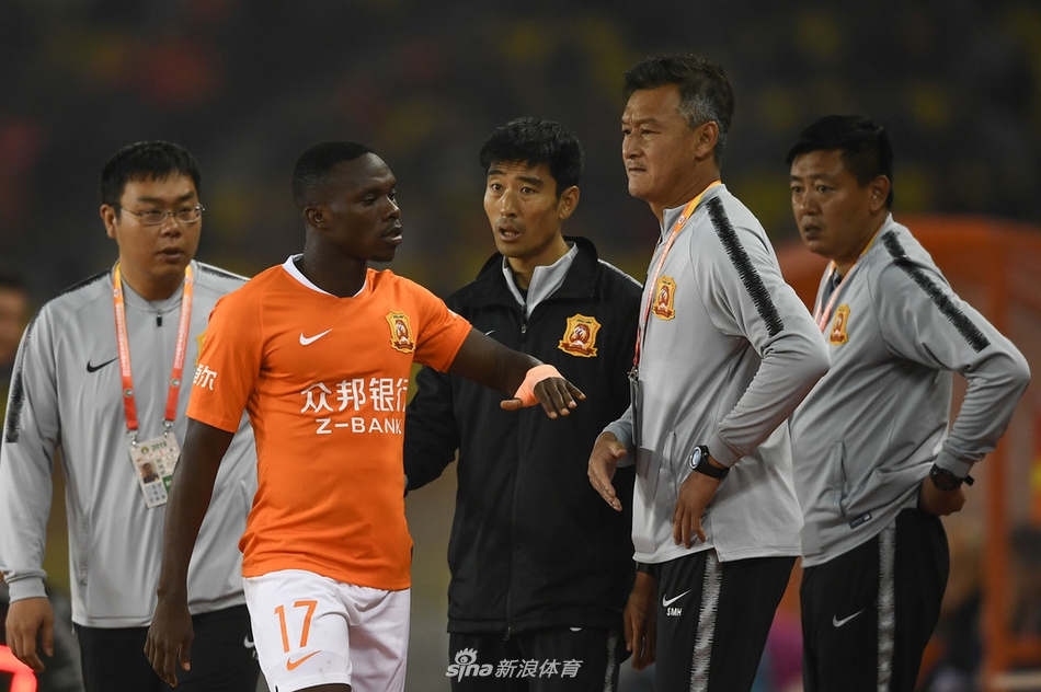 埃弗拉替补登场又被换下