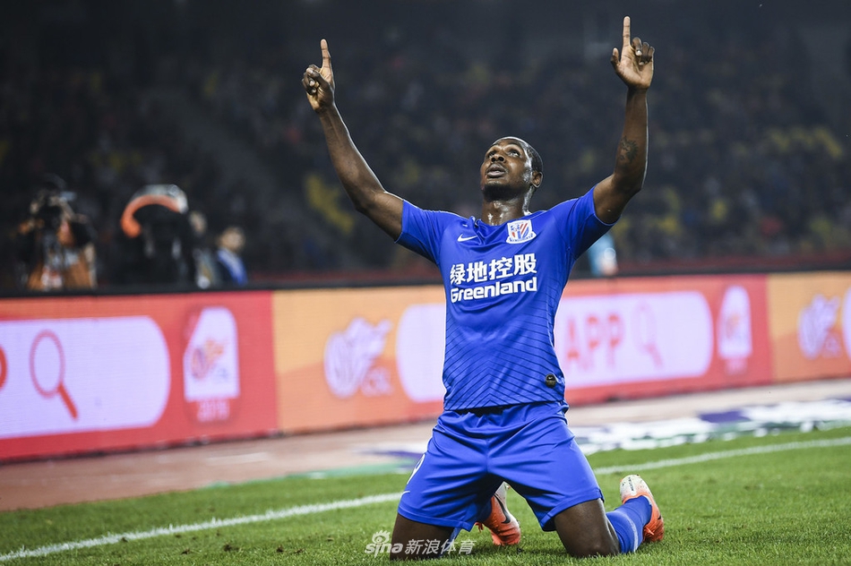 伊哈洛跪地庆祝