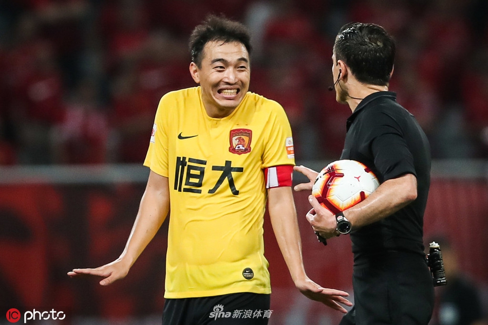 冯潇霆向裁判微笑