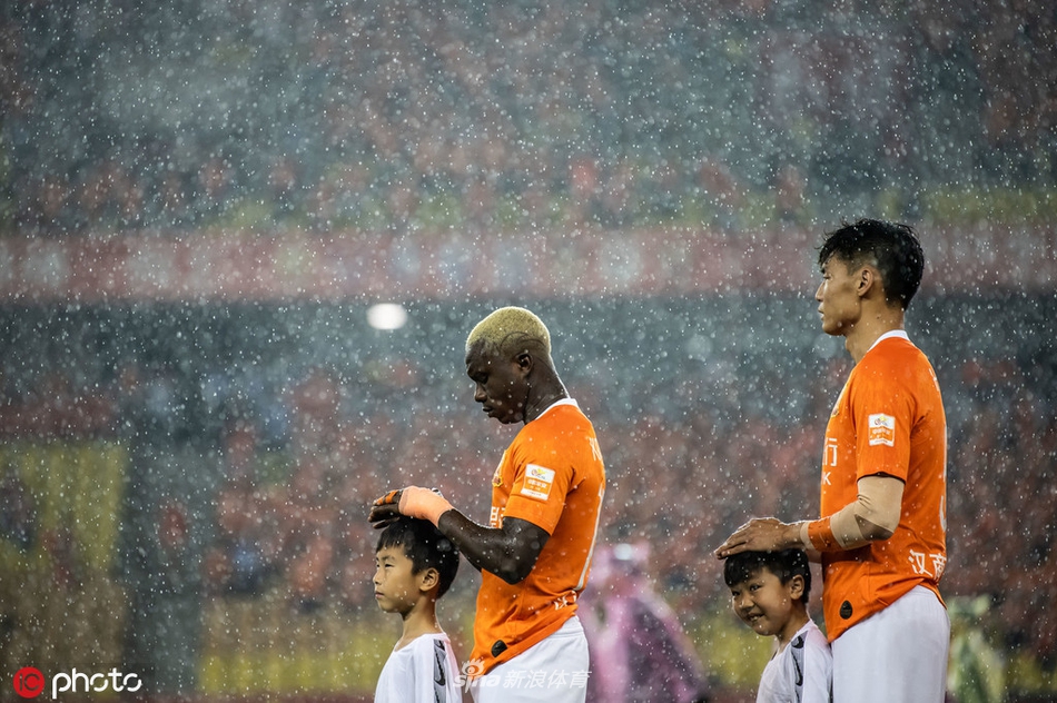 卓尔球员为小球童挡雨