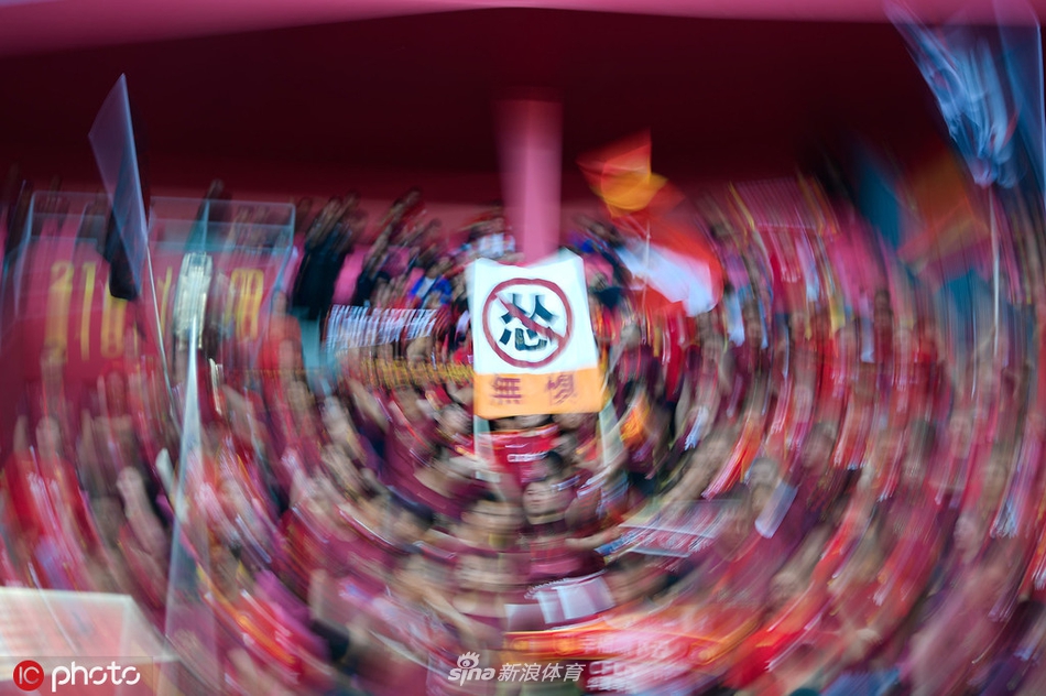 华夏球迷高举标语