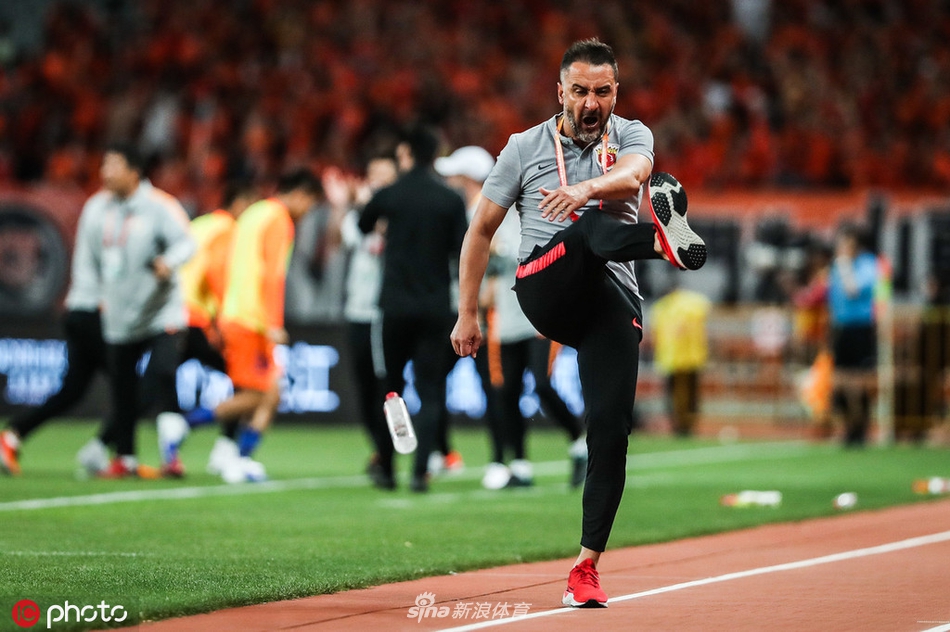 佩雷拉怒踢水瓶