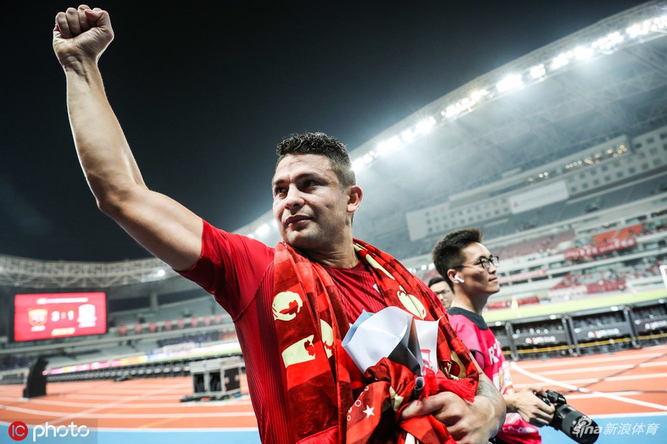 埃尔克森赛后谢场告别上港球迷