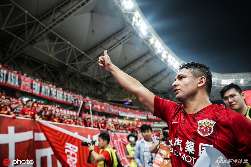 埃尔克森赛后谢场告别上港球迷