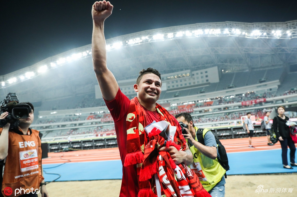 埃尔克森赛后谢场告别上港球迷