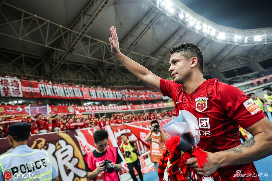 埃尔克森赛后谢场告别上港球迷