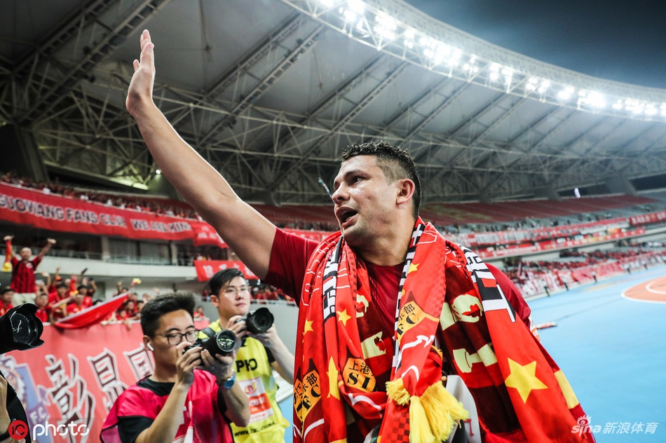 埃尔克森赛后谢场告别上港球迷