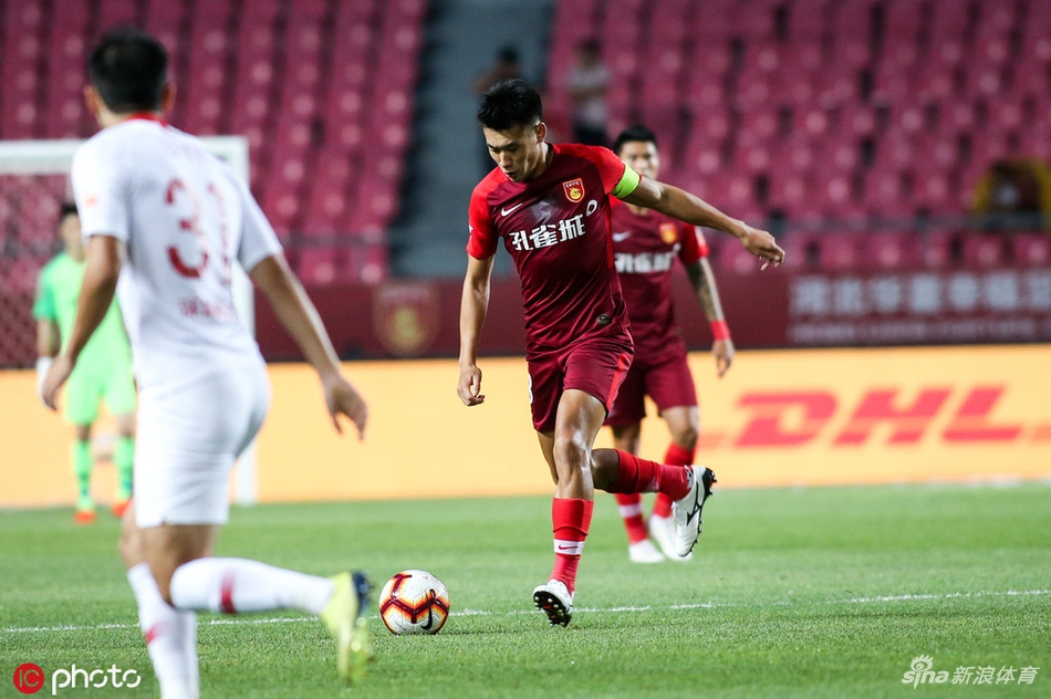 张呈栋带球突破