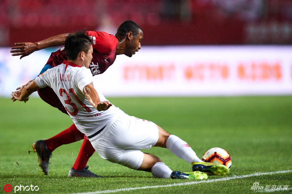 李源一铲球瞬间