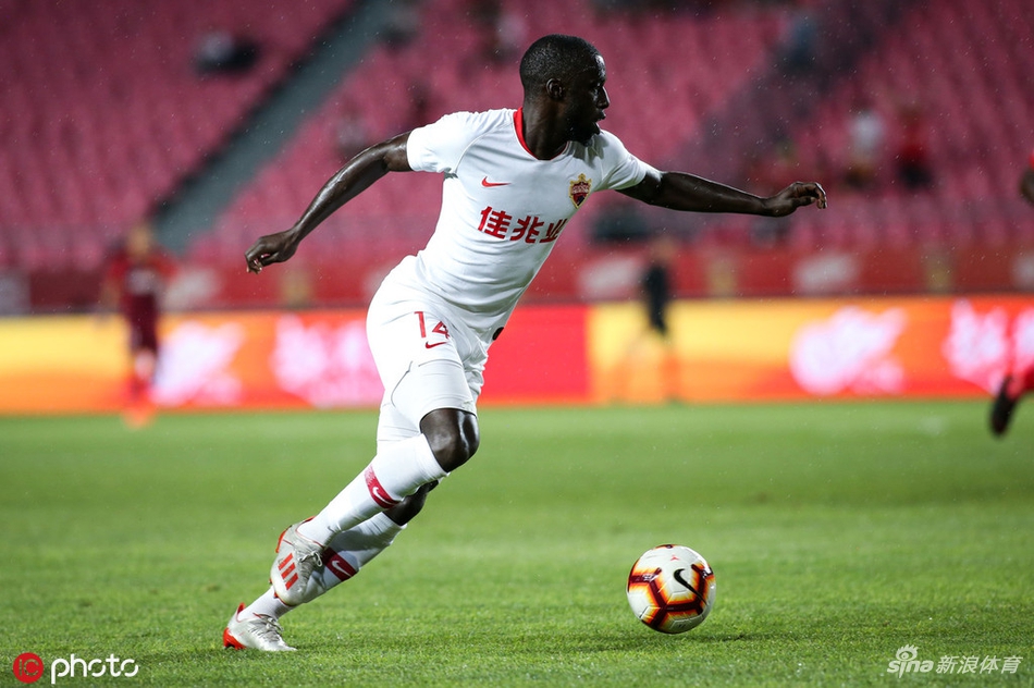 姆本格带球推进