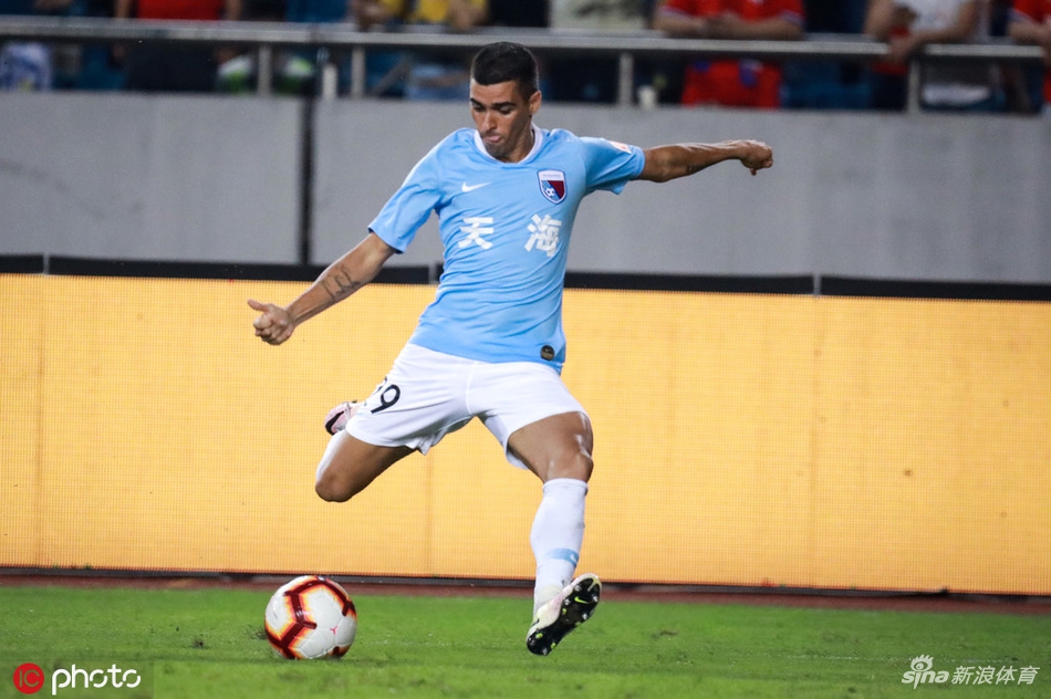 莱昂纳多起脚瞬间