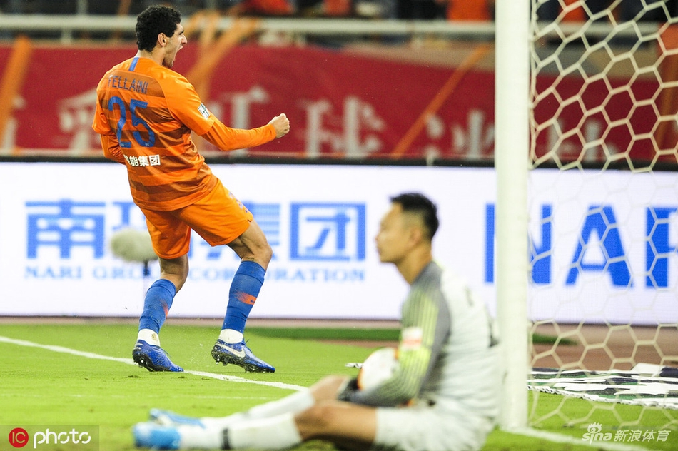 费莱尼振臂庆祝