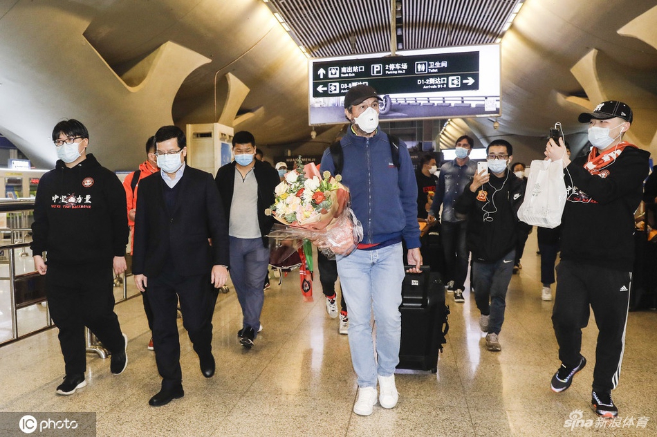 卓尔全队乘高铁抵达武汉 结束103天漂泊终归家