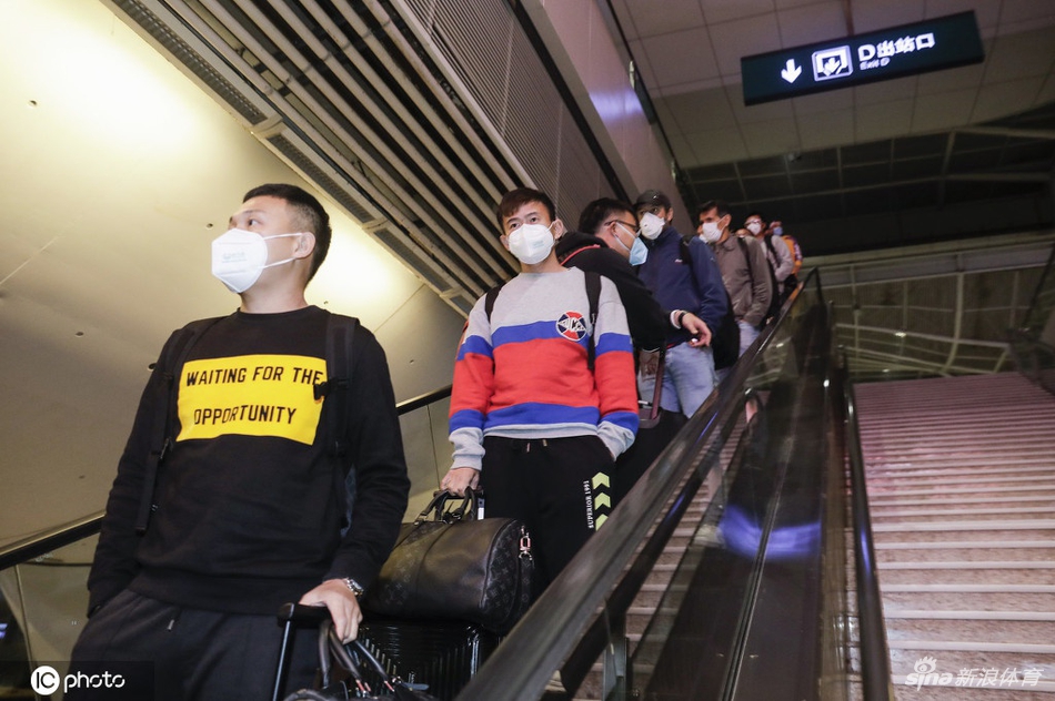 卓尔全队乘高铁抵达武汉 结束103天漂泊终归家