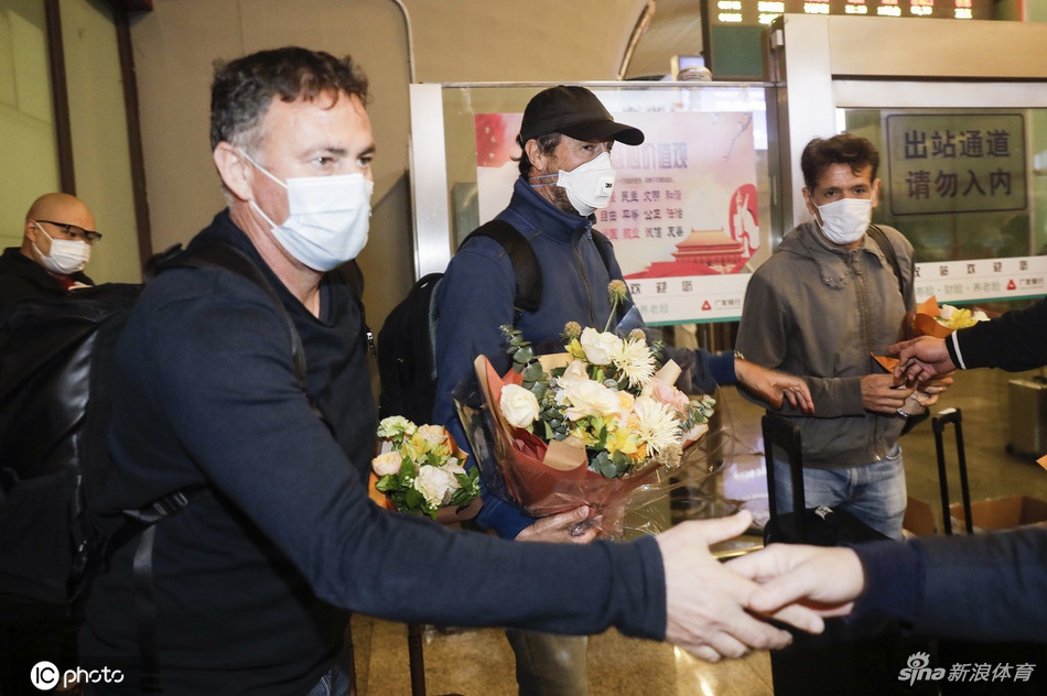 卓尔全队乘高铁抵达武汉 结束103天漂泊终归家