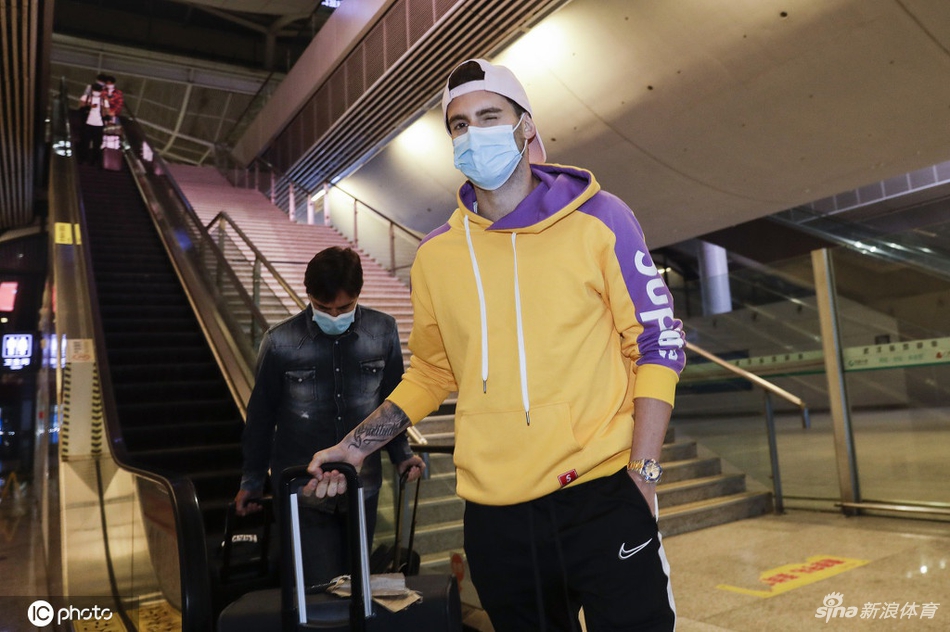 卓尔全队乘高铁抵达武汉 结束103天漂泊终归家