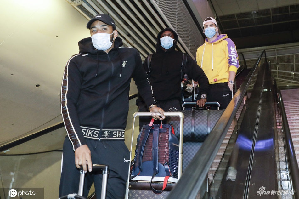 卓尔全队乘高铁抵达武汉 结束103天漂泊终归家