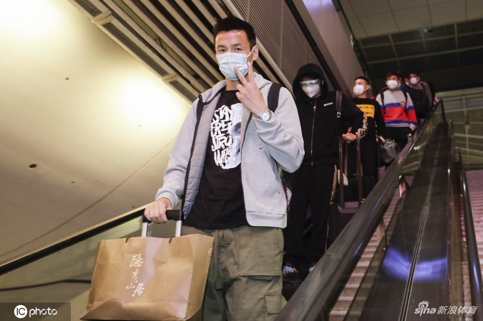 卓尔全队乘高铁抵达武汉 结束103天漂泊终归家