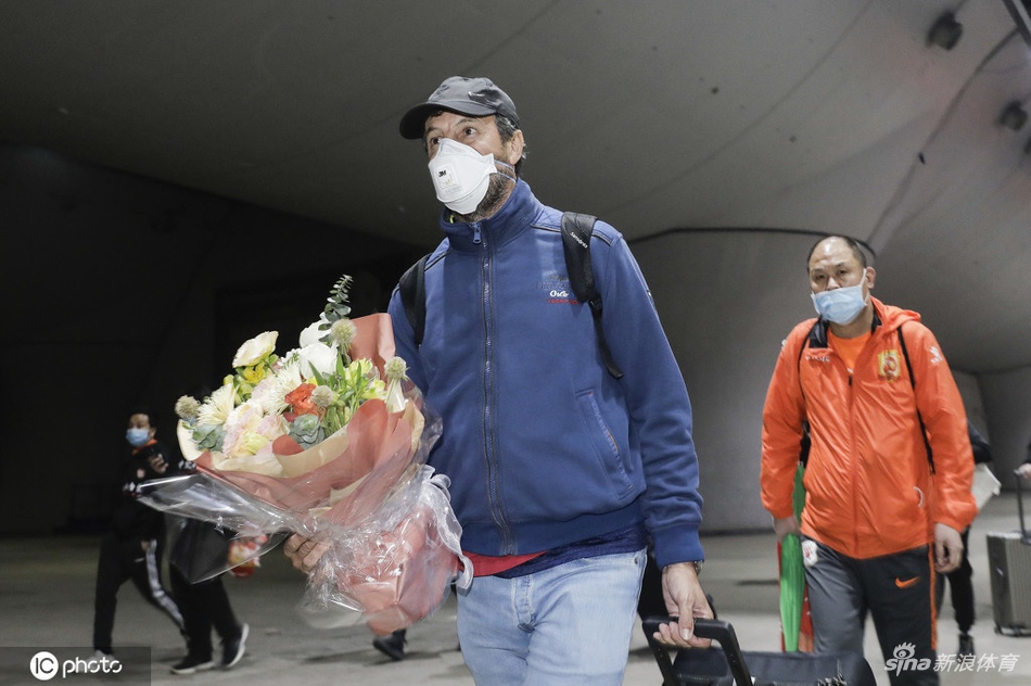 卓尔全队乘高铁抵达武汉 结束103天漂泊终归家