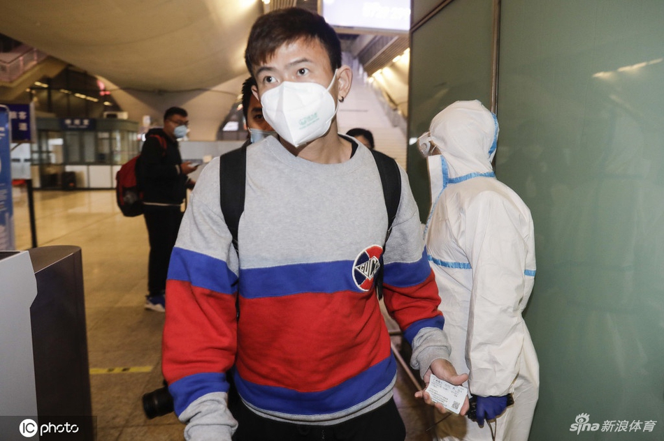 卓尔全队乘高铁抵达武汉 结束103天漂泊终归家