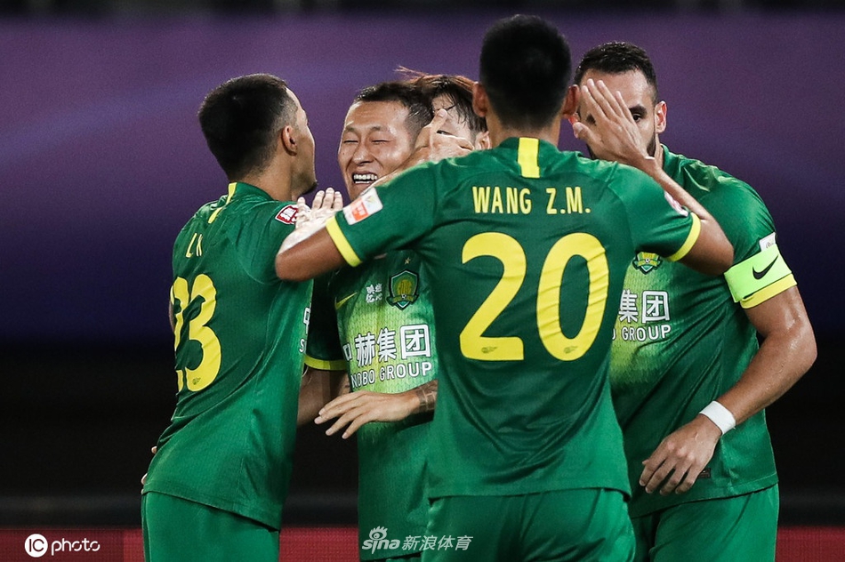 金泰延与队友相拥