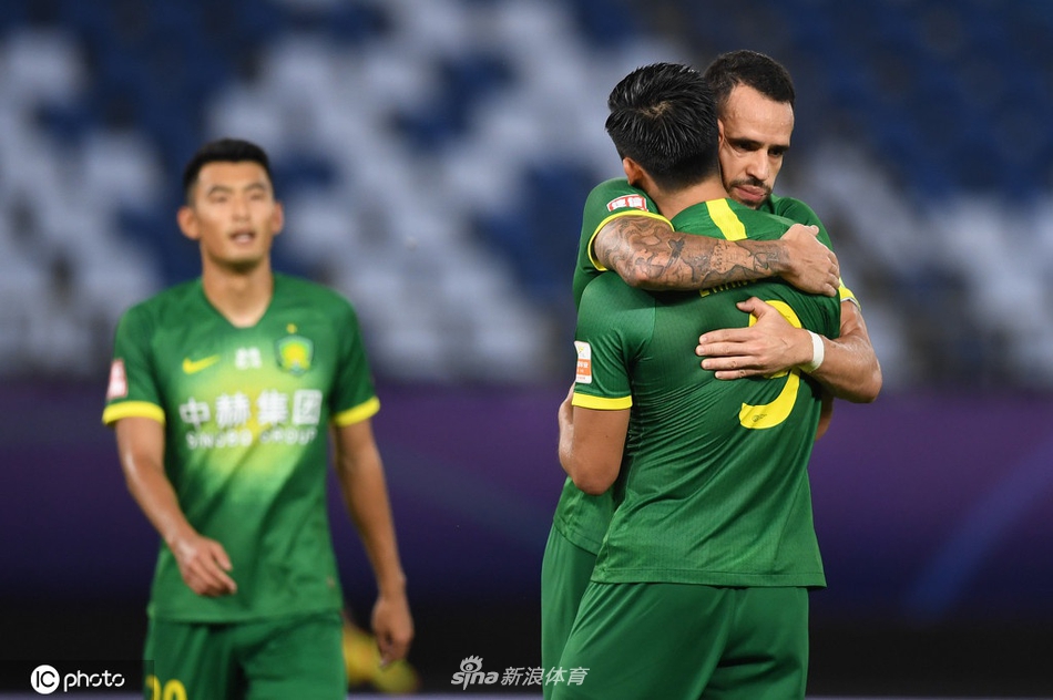 奥古斯托拥抱张玉宁