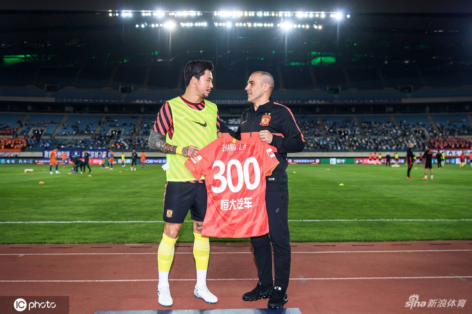 张琳M300场纪念卡帅为爱徒颁证书