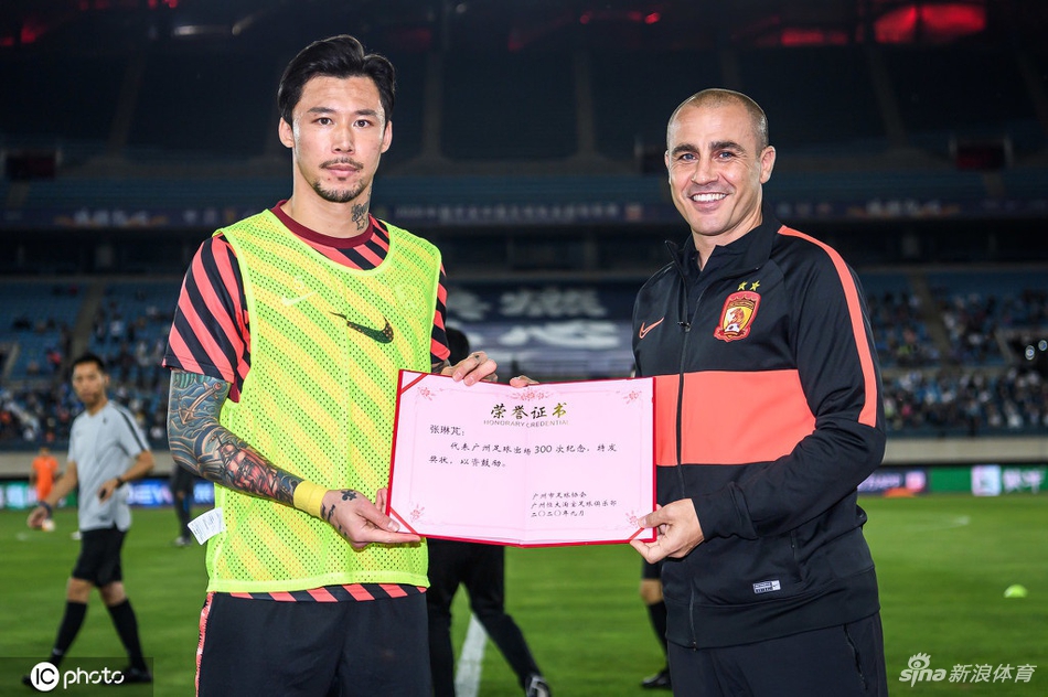 张琳M300场纪念卡帅为爱徒颁证书