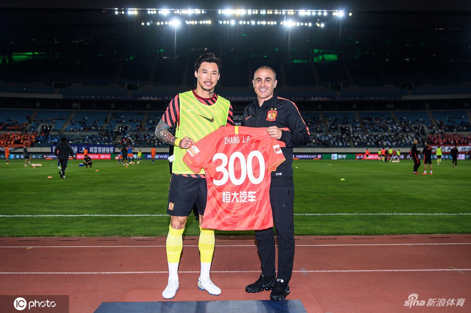 张琳M300场纪念卡帅为爱徒颁证书