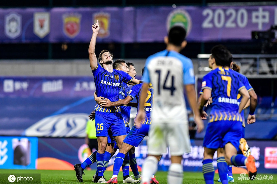 桑蒂尼指天庆祝