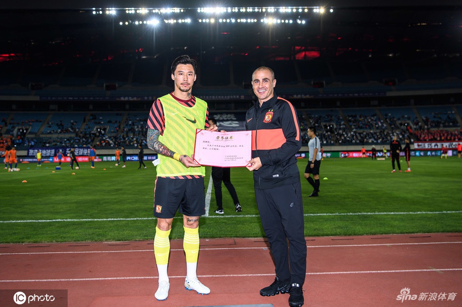 张琳M300场纪念卡帅为爱徒颁证书