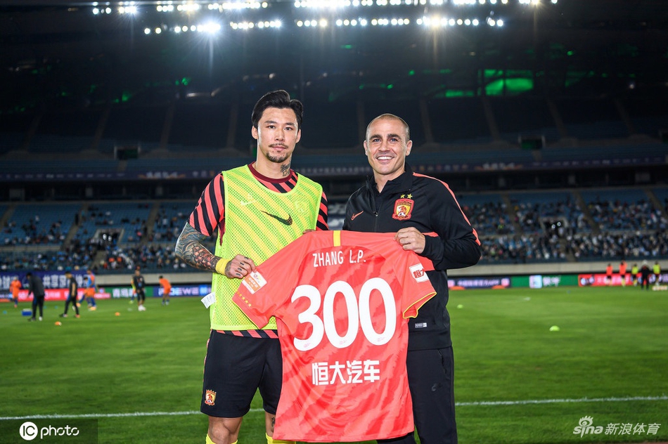 张琳M300场纪念卡帅为爱徒颁证书