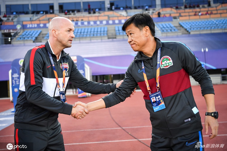 两主帅赛前握手