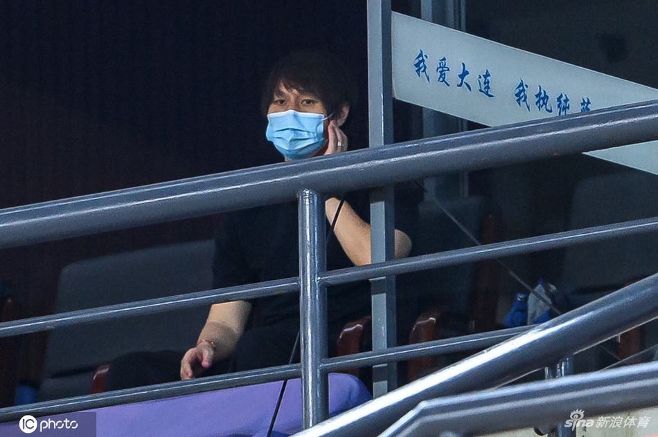 国足主帅李铁现场观战