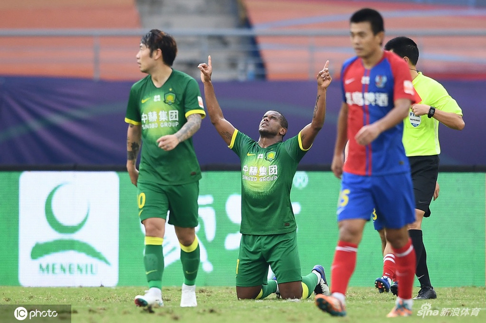 费尔南多跪地双手指天